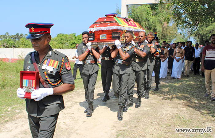 යුද්ධ හමුදා ගෞරවාචාරය මධ්‍යයේ අභාවප්‍රාප්ත, බළලත් නිලධාරි I ඒ.කේ රාමනාදන් (විශ්‍රාමික) ගේ අවසන් කටයුතු සිදුකරයි