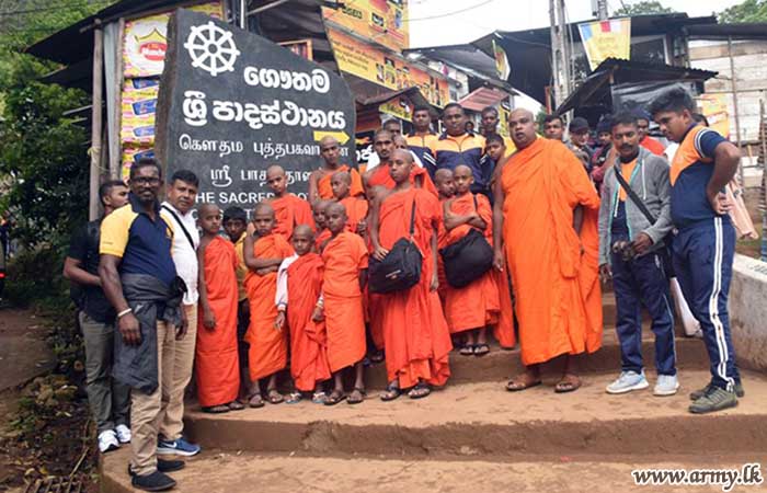 19 SLNG Troops Assist Buddhist Pilgrimage on Sri Pada