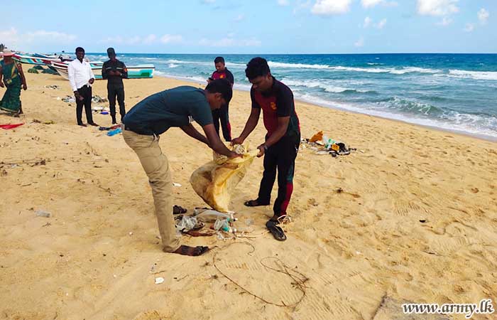Army Troops Clean the Coastal Area of Kaddaikadu