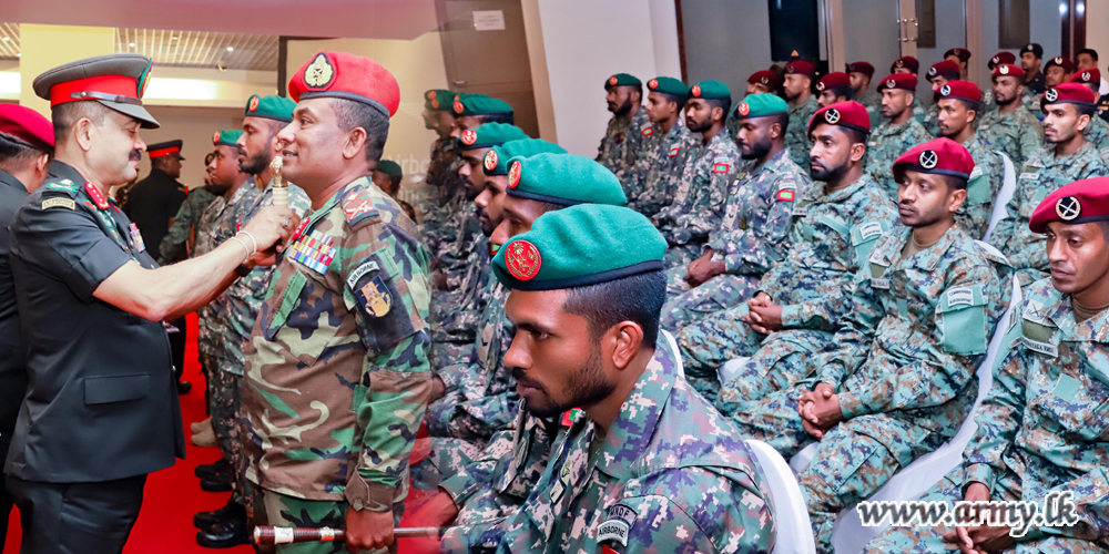 Army Chief Presents Airborne Insignia to his Airborne Coursemates