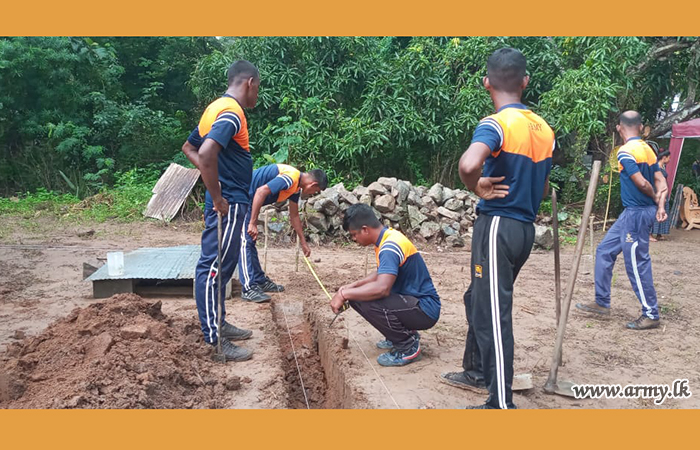 8 SLNG Troops Assist in Construction of House for Deserving Family in Kumana