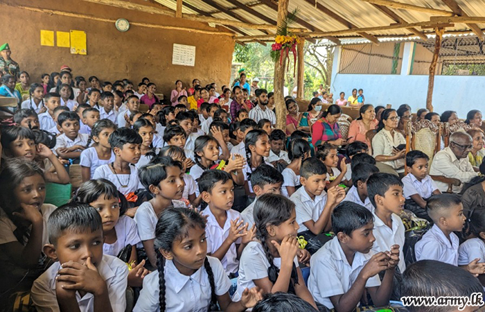 20 வது கஜபா படையணி படையினரால் புல்மோட்டை மாணவர்களுக்கு பாடசாலை உபகரணம்