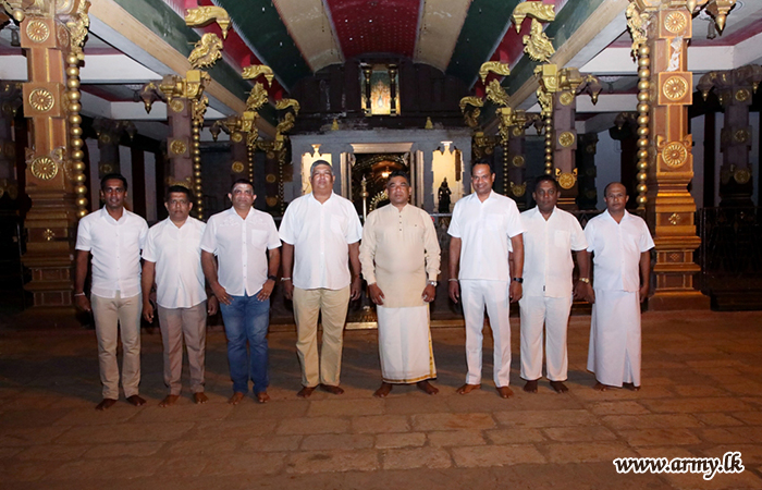 Commander, SF-Jaffna Pays Homage to Nallur Kandaswamy Kovil