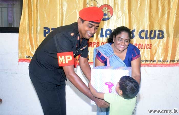 ශ්‍රී ලංකා යුද්ධ හමුදා පොලිස් හේවා බලකා සේවා වනිතා ශාඛාවේ මූලිකත්වයෙන් අත්‍යාවශ්‍ය ද්‍රව්‍ය පරිත්‍යාග කිරීමේ වැඩසටහනක්