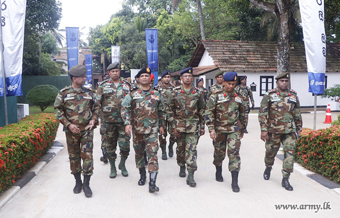ආරක්‍ෂක සේනා ආඥාපති - බටහිර 14 පාබල සේනාංක බලප්‍රදේශයේ නිළ සංචාරයක
