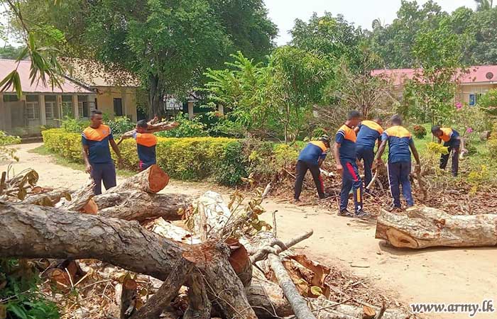 12 வது காலாட் படைபிரிவினரால் ஒக்கம்பிட்டிய பிரதேச வைத்தியசாலையில்  சிரமதான பணி 