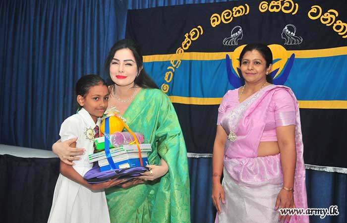 යුද්ධ හමුදා පොදු සේවා බලකා සේවා වනිතා ශාඛාවෙන් පාසල් උපකරණ පරිත්‍යාග කිරීමේ වැඩසටහනක්