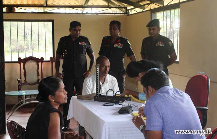 561 Infantry Brigade Troops Assist Puliyankalam Civilians