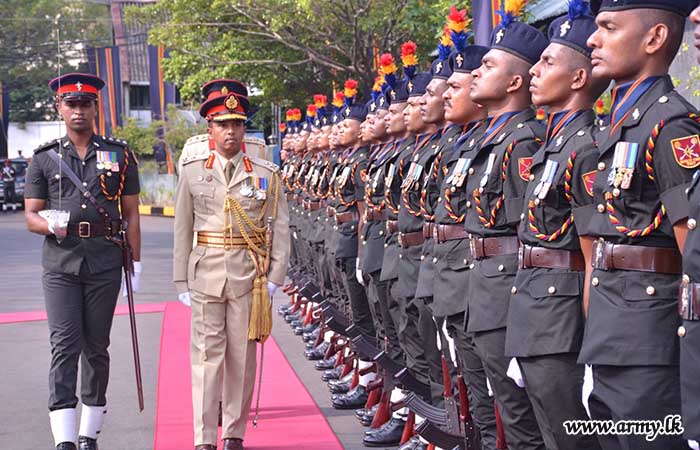 විශ්‍රාම දිවියට පා තබන මේජර් ජෙනරල් ඩී.ඒ. අමරසේකර යූඑස්පී වෙත සිය රෙජිමේන්තුවේ ගෞරවාචාරය