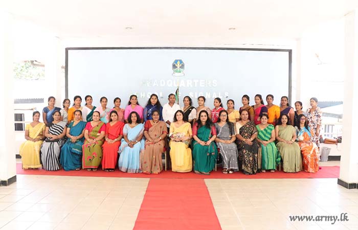 ශ්‍රී ලංකා සංඥා බලකා සේවා වනිතා ශාඛාව වෙතින් එම බලකායේ දිවංගත රණවිරුවකුගේ දියණියකට ශිෂ්‍යත්වයක් පිරිනමයි
