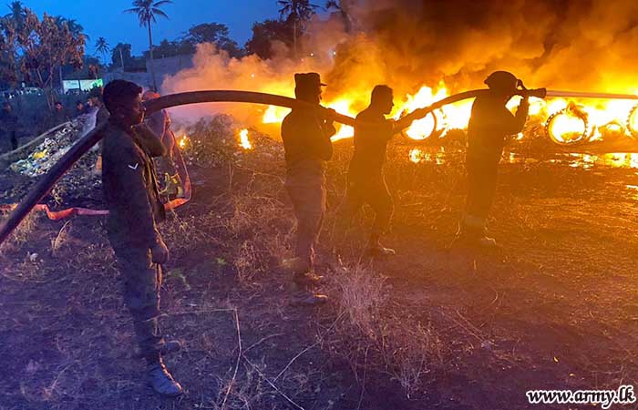 8 ශ්‍රී ලංකා පාබල හමුදාවේ භටපිරිස් කඩුවෙල ප්‍රදේශයේ ව්‍යාපාරික ස්ථානයක ඇති වූ ගින්නක් නිවා දැමීමට සහයෝගය ලබාදෙයි