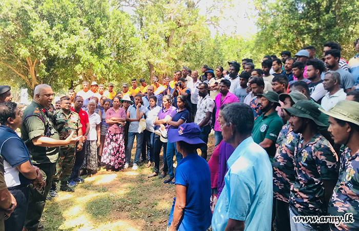 Troops Conduct Shramadana Campaign to Clean Kataragama - Buttala Road