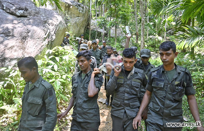 இலங்கை இராணுவத்தினரால் அலகல்ல மலையில் வீழ்ந்த பல்கலைக்கழக மாணவர் மீட்பு