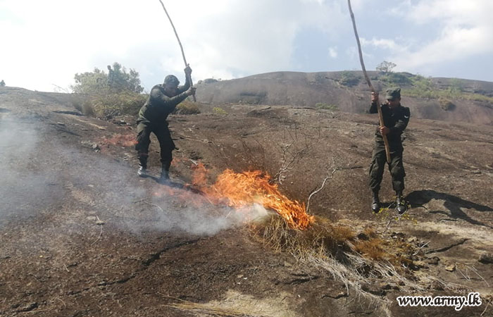 12 පාබල සේනාංකයේ භටපිරිස් මොණරාගල, මාරගලකන්ද රක්‍ෂිතයේ ඇති වූ ලැව් ගින්නක් මැඩපවත්වයි