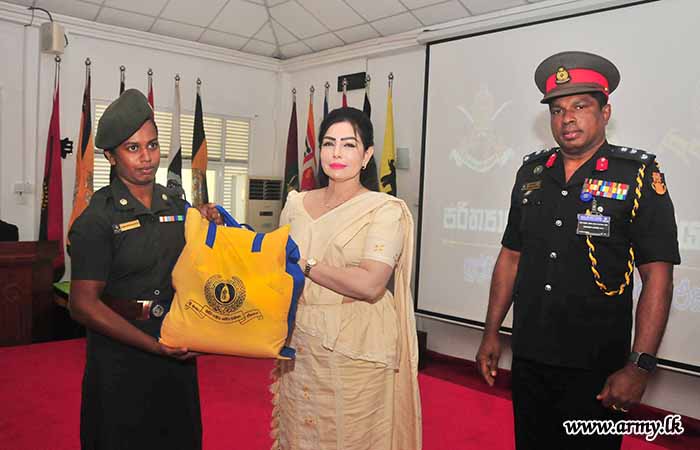 යුද්ධ හමුදා සේවා වනිතා ඒකකයේ ප්‍රධානත්වයෙන් වියළි ආහාර සලාක පාර්සල් පරිත්‍යාගයක්