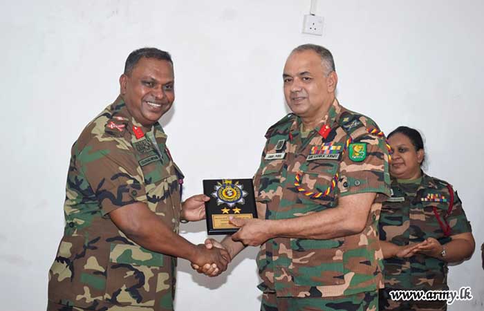 භඨකාර්ය සම්පාදක අණසක මූලස්ථානයේ ආඥාපති සිය බලප්‍රදේශයේ සංචාරයක