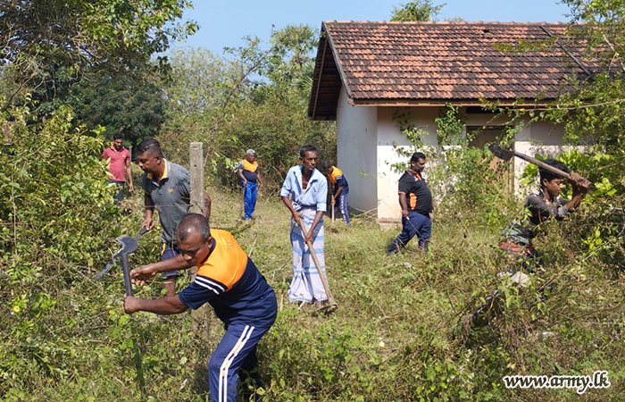 12 SLNG Troops Clean Periyawadduwan Kannagi Government School