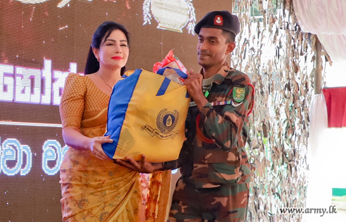 යුධ හමුදා සේවා වනිතා ඒකකය විසින් 54 පාබල සේනාංකයේ යුද්ධ හමුදා සහ සිවිල් සාමාජිකයන්  සඳහා වියළි සලාක පාර්සල්  බෙදා දෙයි
