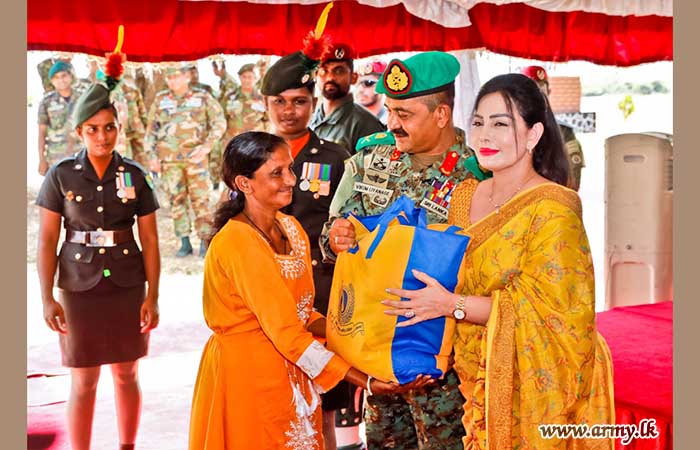 යුද්ධ හමුදා සේවා වනිතා ඒකකයේ මුලිකත්වයෙන් 'විකුම්පුර' ආදර්ශ ගම්මානයේ පදිංචිකරුවන් සඳහා වියළි සලාක පාර්සල් බෙදා දීමේ වැඩසටහනක්