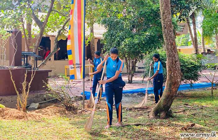 Troops of 2 (V) SLAGSC Conduct Cleaning Program at Sri Uththaradhamma Buddhist Temple