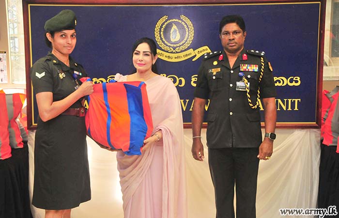 යුද්ධ හමුදා සේවා වනිතා ඒකකය මගින් වියළි ආහාර සලාක ඇසුරුම් බෙදා දීමේ වැඩසටහනක්