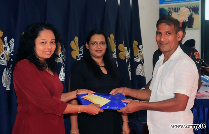 ශ්‍රී ලංකා පාබල හමුදා සේවා වනිතා ශාඛාව මගින් ත්‍යාග බෙදා දීමේ වැඩසටහනක්