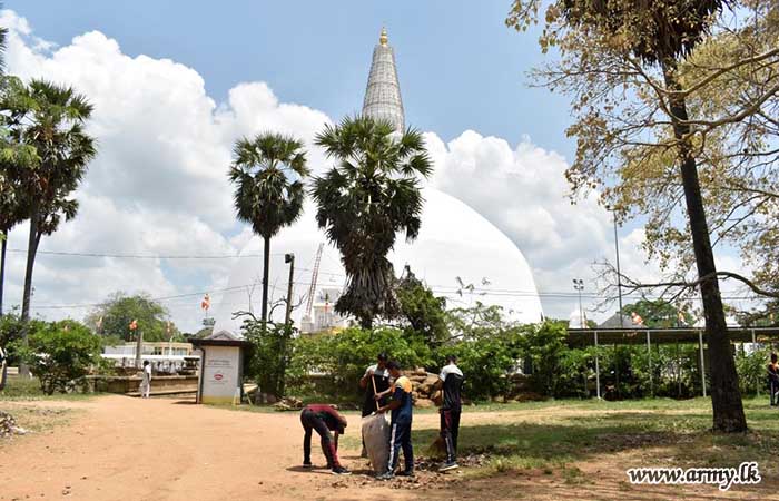 21 Infantry Division organizes Shramadana Campaign to Clean Up Ruwanweli Maha Seya premises