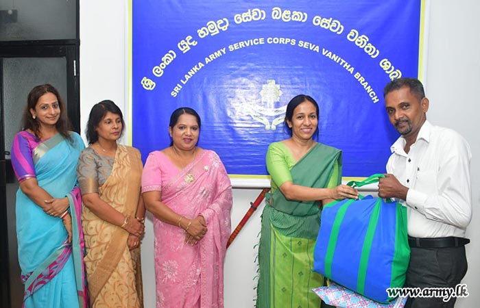 ශ්‍රී ලංකා යුද්ධ හමුදා සේවා බලකා සේවා වනිතා ශාඛාවෙන් එම රෙජිමේන්තු සිවිල්සේවක මහතුන් වෙනුවෙන් වියළි සලාක පාර්සල් බෙදා දෙයි