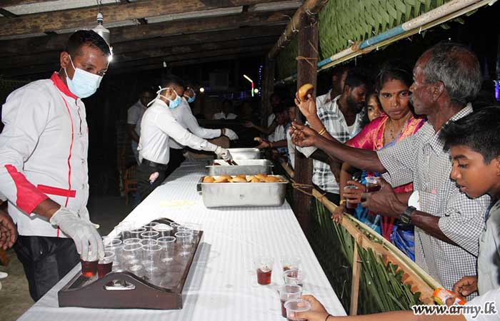 Troops of 52 Infantry Division Offer Snacks to Devotees during Our Lady of Madhu Visit
