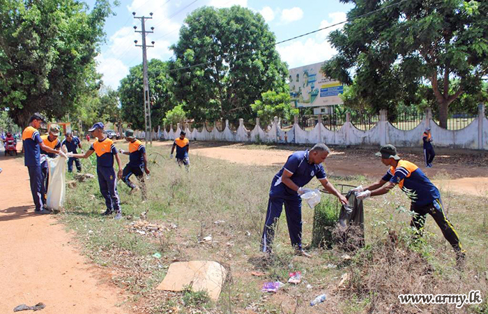 551 පාබල බලසේනාවේ භටපිරිස් කිලිනොච්චිය නගරය පිරිසිදු කිරීමේ වැඩසටහනක