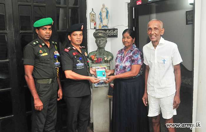 இராணுவ சேவை வனிதையரால் போர் வீராங்கனையின் தாய்க்கு மருத்துவ உபகரணங்கள் நன்கொடை