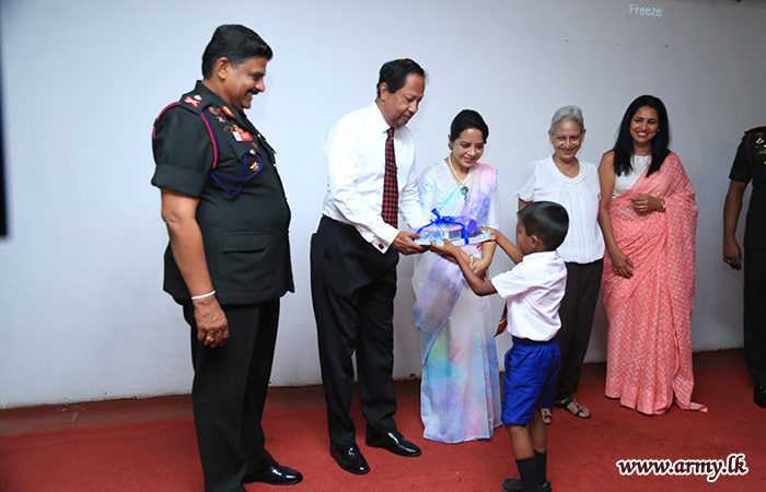 ශ්‍රී ලංකා කාලතුවක්කු හමුදා සේවා වනිතා ශාඛාව මගින් පාසල් උපකරණ පරිත්‍යාග කිරීමේ වැඩසටහනක්