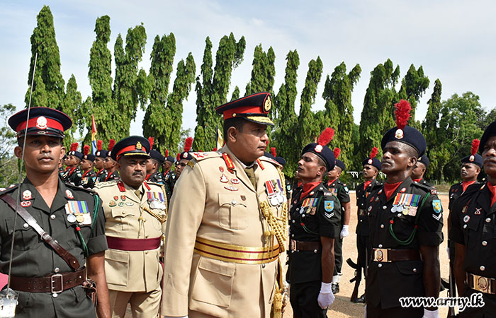 ධූරයෙන් නික්ම යන මින්නේරිය පාබල පුහුණු මධ්‍යස්ථානයේ සේනාවිධායකතුමන් වෙත එම පුහුණු මධ්‍යස්ථානයේ ගෞරවාචාරය