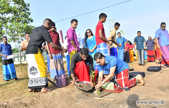 ශ්‍රී ලංකා යුද්ධ හමුදා යුධෝපකරණ බලකා රෙජිමේන්තු මධ්‍යස්ථානයේදී තේ වගා ව්‍යාපෘතිය ආරම්භය කරයි