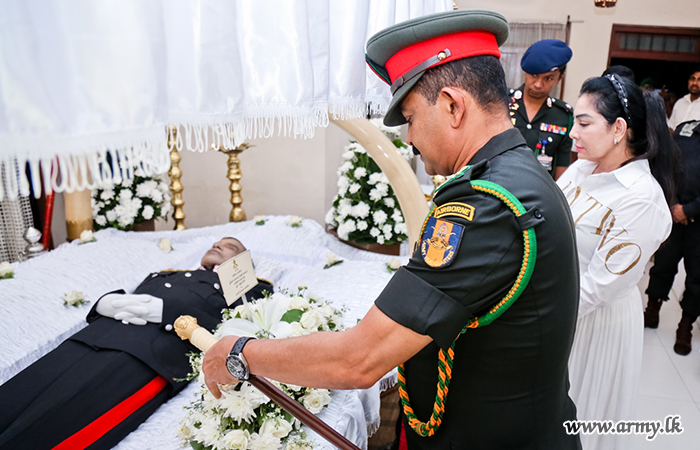 අභාවප්‍රාප්ත මේජර් සී.බී කොහොන (විශ්‍රාමික) වෙත යුද්ධ හමුදාධිපතිතුමන් අවසන් ගෞරව දක්වයි