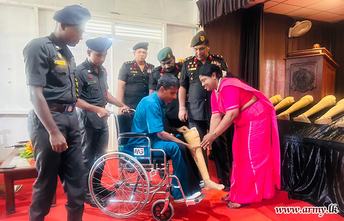 ශ්‍රී ලංකා යුද්ධ හමුදා කෘෂිකර්ම හා පශු සම්පත් බලකා සේවා වනිතා ශාඛාවේ මූලිකත්වයෙන් කෘතීම අත් පා ප්‍රදානය කිරීමේ වැඩසටහනක්