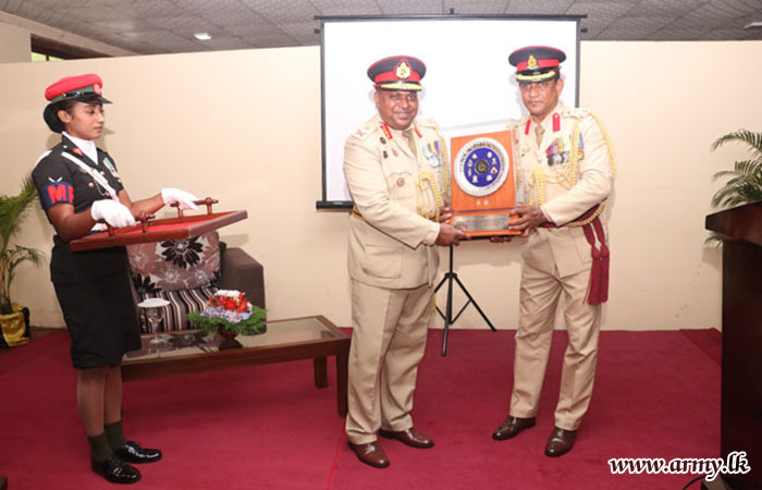 ධූරයෙන් නික්ම යන භඨකාර්ය සම්පාදක අණසක මූලස්ථානයේ ආඥාපතිතුමන් වෙත එම මූලස්ථානයේ ගෞරවාචාරය