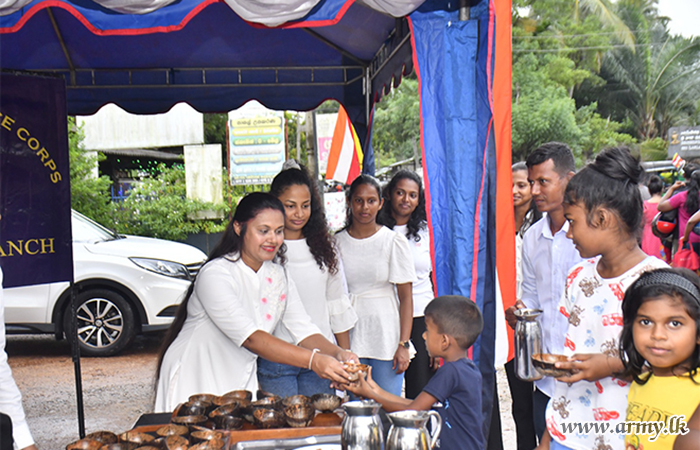 වෙසක් උත්සවය වෙනුවෙන් ශ්‍රී ලංකා යුද්ධ හමුදා යුධෝපකරණ බලකා සේවා වනිතා ශාඛාවේ මූලිකත්වයෙන් දන්සැල් පවත්වයි