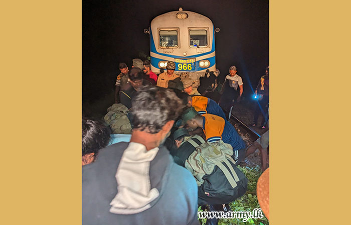 අලි රංචුවක් දුම්රියක ගැටීමෙන් සිදු වූ අනතුරේ මුදවාගැනීමේ කටයුතු සඳහා 561 පාබල බලසේනාව වෙතින් මුදවාගැනීමේ මෙහෙයුමක් දියත් කරයි