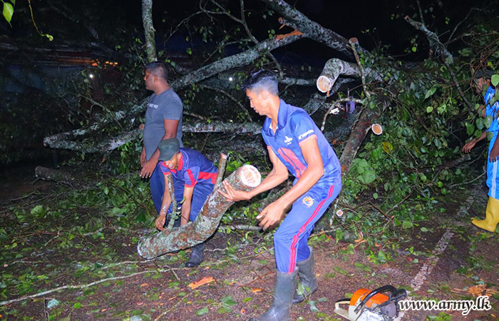 Troops of 6 Field Regiment, Sri Lanka Artillery Clear Fallen Tree in Veyangoda