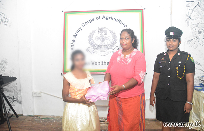 අනුලා විජේරාම ළමා සංවර්ධන මධ්‍යස්ථානය වෙත  යුද්ධ හමුදා කෘෂිකර්ම හා පශු සම්පත් බලකා සේවා වනිතා ශාඛාවෙන් ප්‍රජා සත්කාරක වැඩසටහනක්