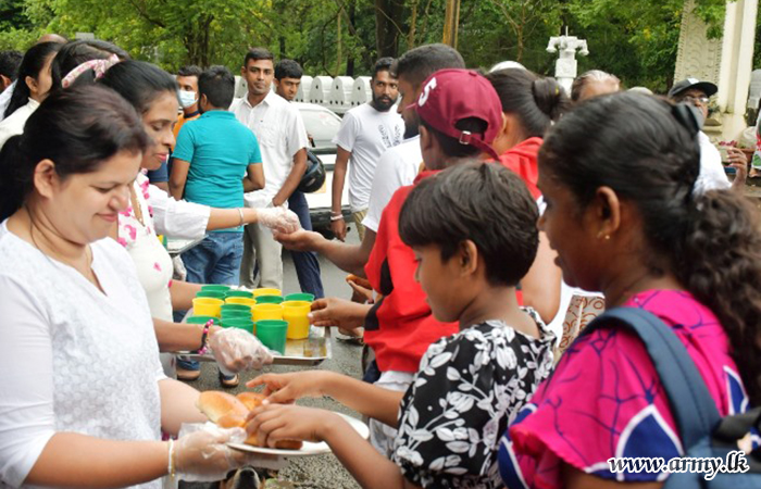 වෙසක් උත්සවයට සමගාමීව යාන්ත්‍රික පාබල රෙජිමේන්තු සේවා වනිතා ශාඛාව වෙතින් දන්සැලක් පවත්වයි