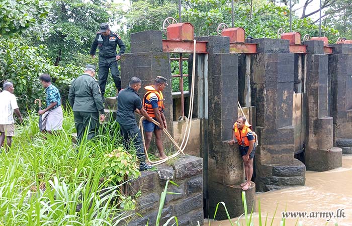 3 Sri Lanka National Guard Troops Prevent Potential Flooding in Athpitiya