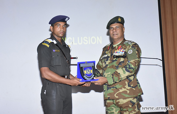 ශ්‍රී ලංකා යුද්ධ හමුදා විද්‍යාපීඨයේ කෙඩෙට් නිලධාරින් 1 බලකායේ ක්ෂේත්‍ර සංචාරයක