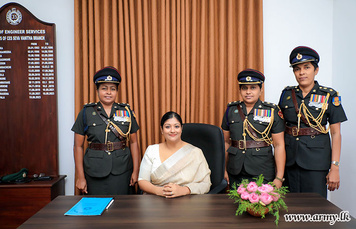 ධූරයෙන් නික්ම යන ඉංජිනේරු සේවා බලකා සේවා වනිතා ශාඛාවේ සභාපතිනිය සිය ධූරයේ රාජකාරි කටයුතු භාරදෙනු ලැබීය