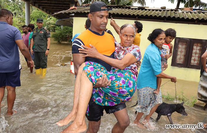 Troops of Sri Lanka Army Assist Gampaha District Following Flash Floods
