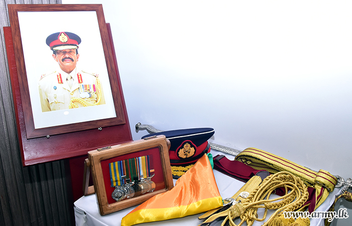 අභාවප්‍රාප්ත මේජර් ජෙනරාල් එල් අබේවර්ධන (විශ්‍රාමික) යූඑස්පී ගේ දේහය පිළිබඳ අවසන් කටයුතු හමුදා ගෞරවාචාර මධ්‍යයේ සිදුකරයි