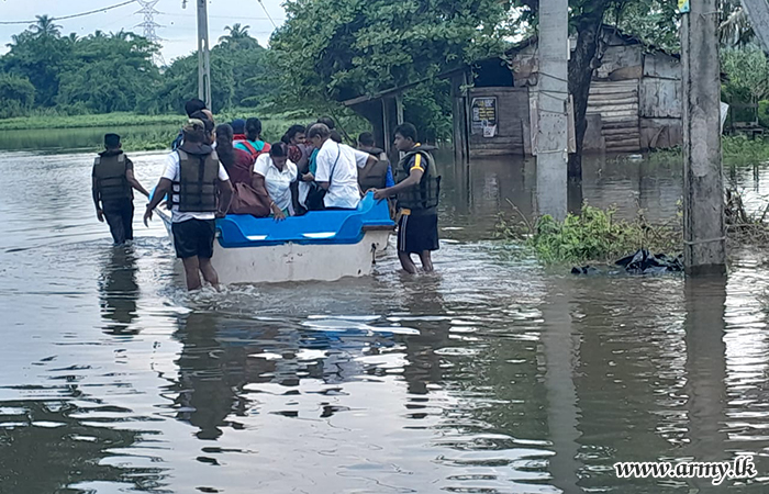 කටුනායක ප්‍රදේශයේ ගංවතුරෙන් අවතැන් වූවන්ට යුද්ධ හමුදා භටපිරිස්හි සහය