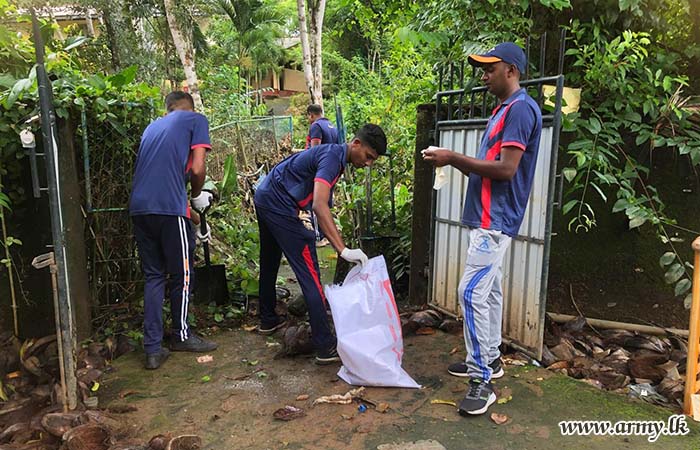 Troops of SLAOC Clean Up Sukitha Handicapped Girls’ Home in Galpatha After Flooding