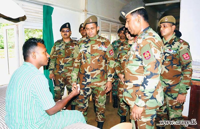 ආඥාපති භඨකාර්ය සම්පාදක අණසක මූලස්ථානය - යාපනය, පලාලි යුද්ධ හමුදා මූලික රෝහලේ සංචාරයක